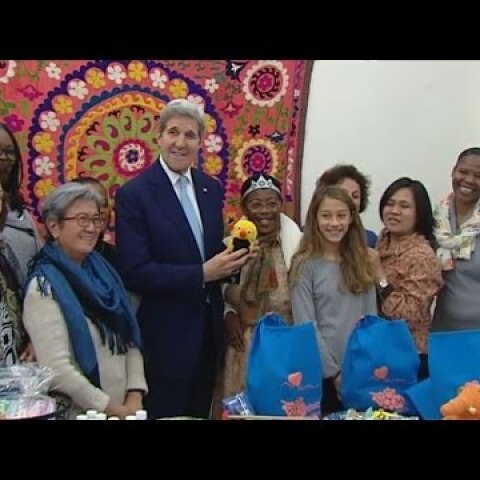 Επίσκεψη του Τζον Κέρι σε κέντρο μεταναστών στη Βικτώρια