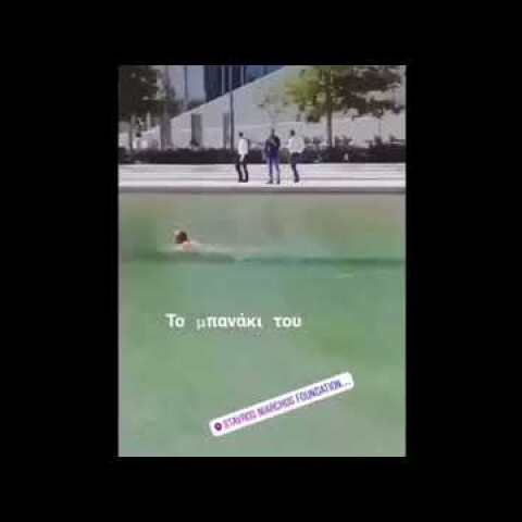 Θεός! Πέταξε τα ρούχα και βούτηξε στο κανάλι του «Νιάρχος»