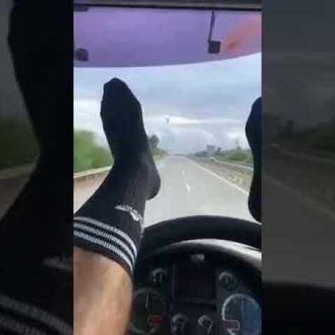 Οδήγηση με τα πόδια στο τιμόνι