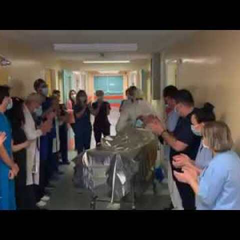 Μέσα σε χειροκροτήματα βγαίνει ο πρώτος ασθενής από τη ΜΕΘ του ΠΓΝΛ