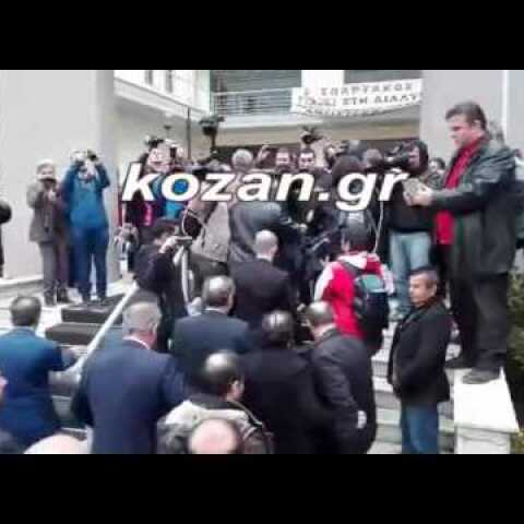 kozan.gr: Εν μέσω συνθημάτων κι αποδοκιμασιών, για τις εξελίξεις με την ΔΕΗ , αφίχθη- ο Σταθακης