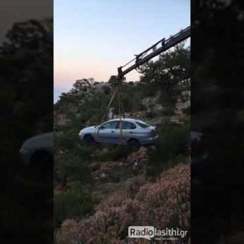 Ανάσυρση οχήματος από γκρεμό σε τροχαίο στην Ανατολή