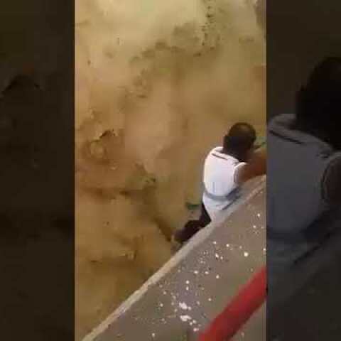 عملية إنقاذ طفل في حادث إنجراف حافلة البحر الميت