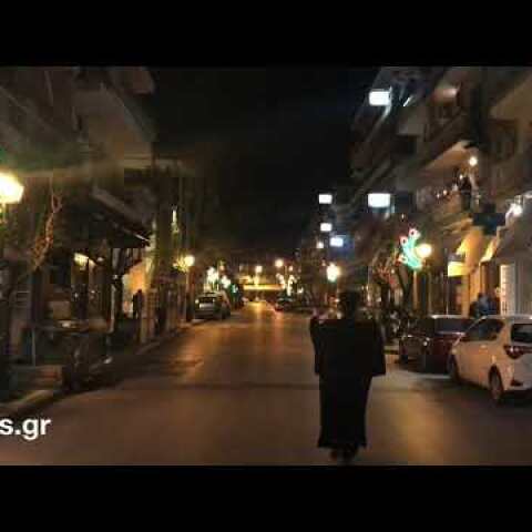 Ιερέας βγήκε μόνος του στους δρόμους της Νεάπολης για το "Χριστός Ανέστη"