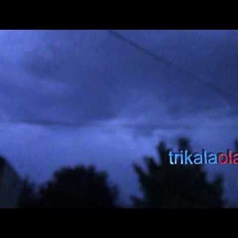 Αστραπές βροντές κεραυνοί καταιγίδα Τρίκαλα βράδυ έγινε η νύχτα μέρα Τρίτη 29-8-2017