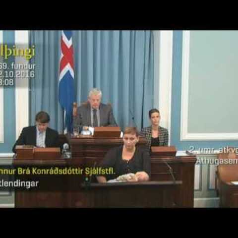 Unnur Brá með dóttur á brjósti í ræðustól