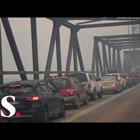 Australia fires: Traffic jam as thousands flee "tourist leave zone"