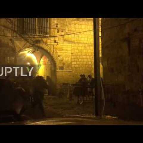 East Jerusalem: Worshippers scatter as police throw stun grenades by Lion’s Gate