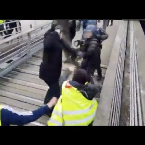 French Yellow vest boxer vs Macron Forces  (5 January 2019)