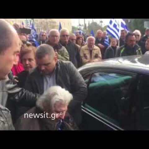 Συλλαλητήριο: Άφιξη Μίκη Θεοδωράκη στο Σύνταγμα