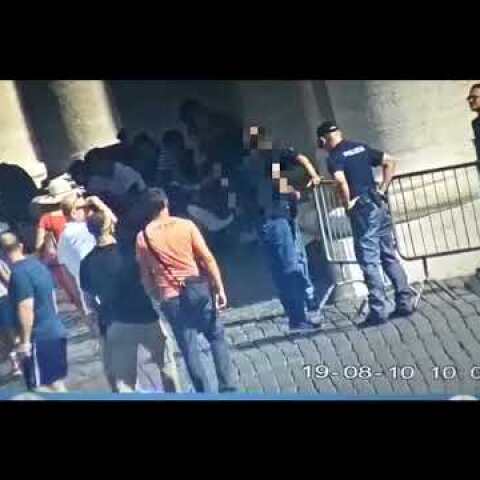 Squilibrato tenta di darsi fuoco a San Pietro urlando Allah Akbar