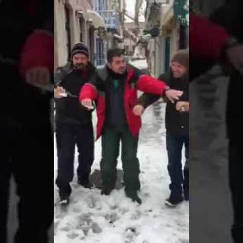 Με τις αλατιέρες στα χίονια (Πέτρα) - Eφημερίδα Εμπρός Μυτιλήνης