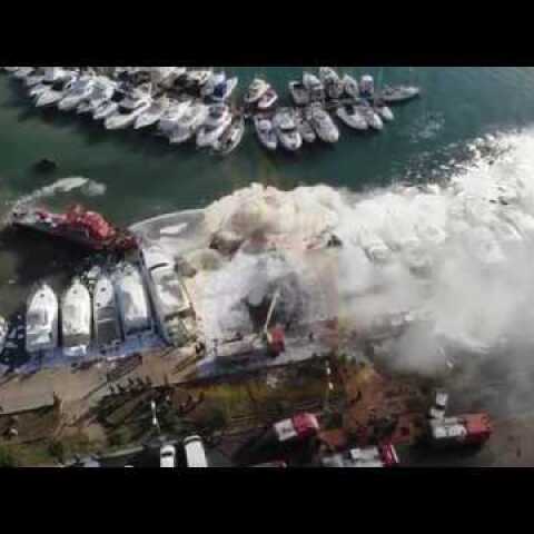 Οπτικό υλικό από κατάσβεση πυρκαγιάς σε σκάφη αναψυχής στη Γλυφάδα