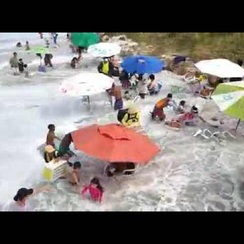 Ressaca faz com que mar continue a avançar em praias de Cabo Frio, no RJ