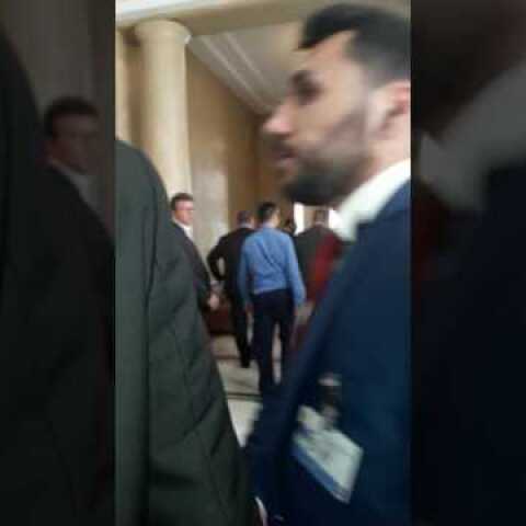 Βίντεο: Ο Κασιδιάρης βγαίνει βρίζοντας από την Ολομέλεια μετά την επίθεση σε Δένδια