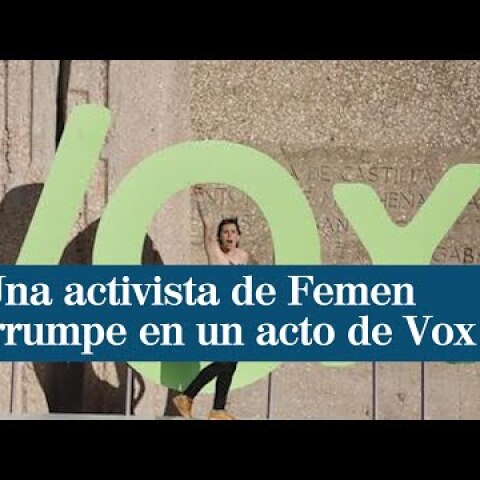 Activistas de Femen irrumpen a pecho descubierto en el escenario de Vox en Colón