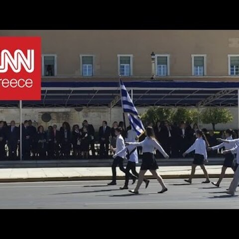 25η Μαρτίου: Η σημαιοφόρος με την μαντίλα που ξεχώρισε