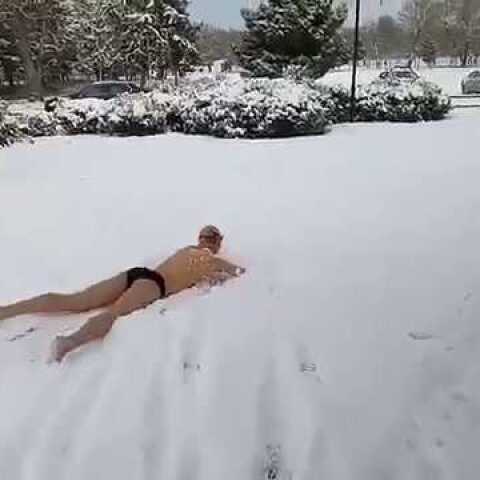 ONLARISSA.GR - Κολύμβηση στο χιόνι!