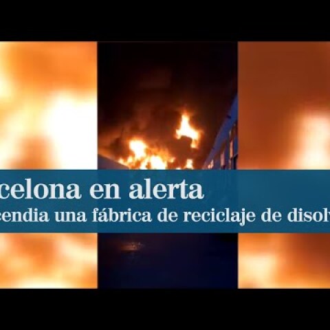 Alerta por un espectacular incendio en una fábrica de reciclaje de disolventes en Barcelona