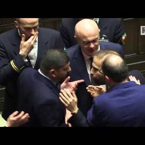 Manovra, rissa sfiorata alla Camera: Fiano, Marattin e Molteni vengono separati