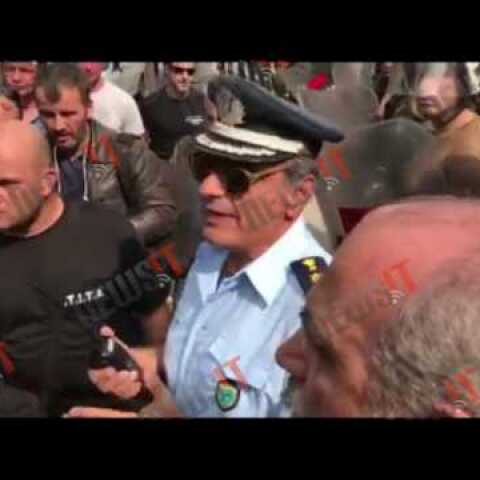 Κρέμασαν πανό στο μέγαρο Μαξίμου