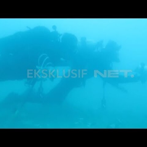 Kisah Tim NET.  Menyelam Mencari Badan Pesawat