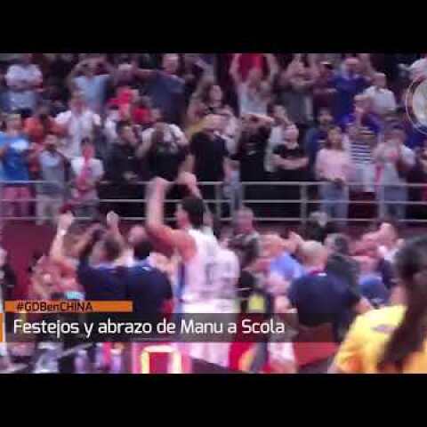 Festejos y enorme abrazo entre Manu Ginóbili y Scola