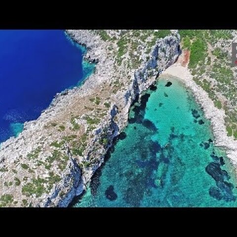 Το άγνωστο ελληνικό νησί σε σχήμα κροκόδειλου με το ναυάγιο και την εξωτική παραλία Πρώτη Μεσσηνίας