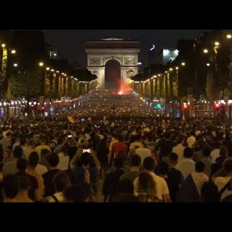 La France en finale: Les images des Champs-Élysées en fête
