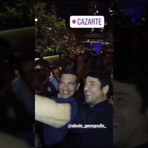 Ο Τσίπρας μαθαίνει τι σημαίνει... "Μαμά"