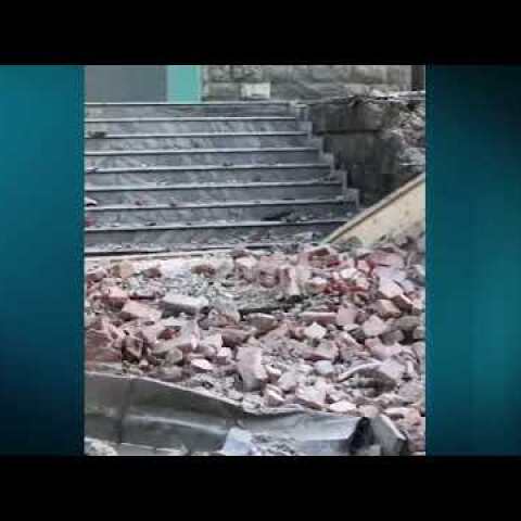 Report Tv - Shembet muri anësor te 'Gjeologjiku', dy makina bëhen shoshë