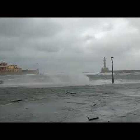 Κύματα στο Ενετικό Λιμάνι των Χανίων