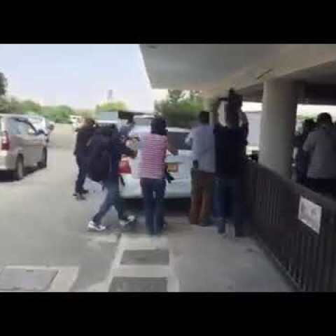 Περικύκλωσαν την Βρετανίδα σε Δικ/ριο-Με καλυμμένο το πρόσωπο η 19χρονη