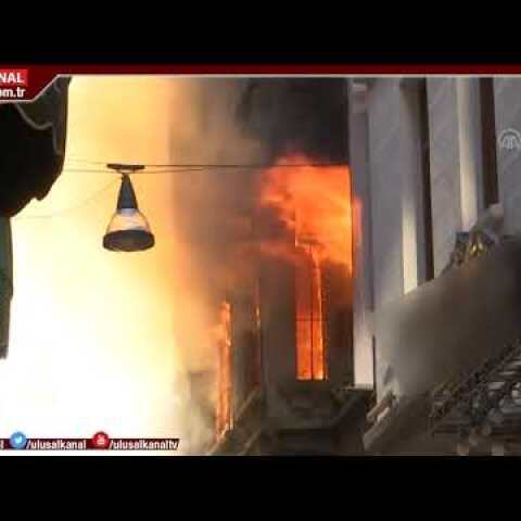 Beyoğlu'nda 5 katlı tarihi binada çıkan yangın çıktı