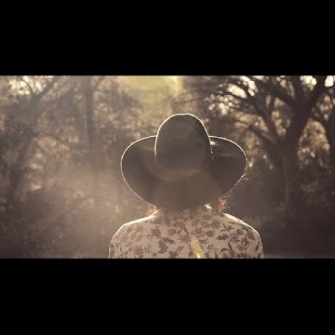 Αλεξάνδρα Κλάδη - Έρωτας στην Πράγα | Official Music Video