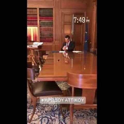 Η στιγμή που ο Τσίπρας φορά τη γραβάτα στο Μαξίμου