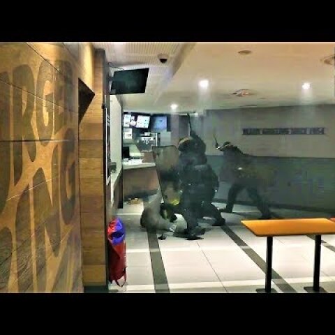 Des Gilets jaunes se font violemment matraquer dans un Burger King av. de Wagram - Paris -1 déc.2018