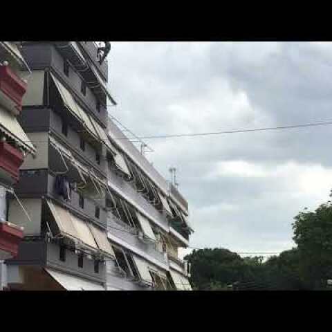 Αγρίνιο: Άνδρας σε ταράτσα πολυκατοικίας απειλεί να αυτοκτονήσει