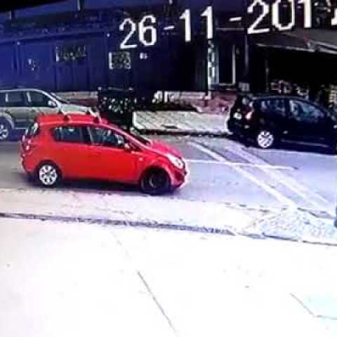 Με Opel Corsa εγκατέλειψε τον σκύλο της στην οδό Σοφούλη στην Καλαμαριά Θεσσαλονίκης 26-11-2017