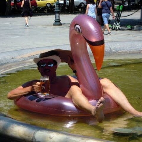 ΑΘΗΝΑ: Σύνταγμα | Άνδρας δεν άντεξε τον καύσωνα & μπήκε μέσα στο συντριβάνι! | Photos - (27.7.2019)