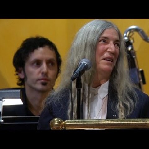 Patti Smith stumbles midway through Nobel Prize performance