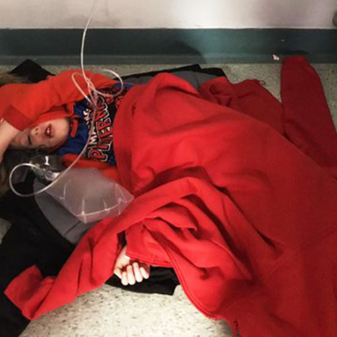 Παιδί 4 ετών στο πάτωμα βρετανικού νοσοκομείου 