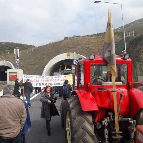 Οι αγρότες απέκλεισαν τα Τέμπη © larissanet.gr