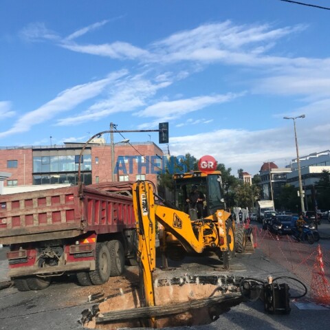 Εργασίες αποκατάστασης δρόμου στο Χαλάνδρι μετά την κακοκαιρία «Μπάλλος»