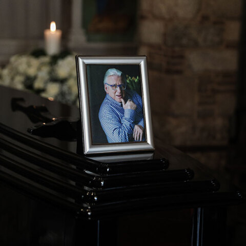 Σε λαϊκό προσκύνημα η σορός του Κώστα Βουτσά