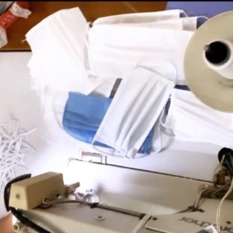 H oμάδα που κατασκευάζει μάσκες για δωρεά στα νοσοκομεία