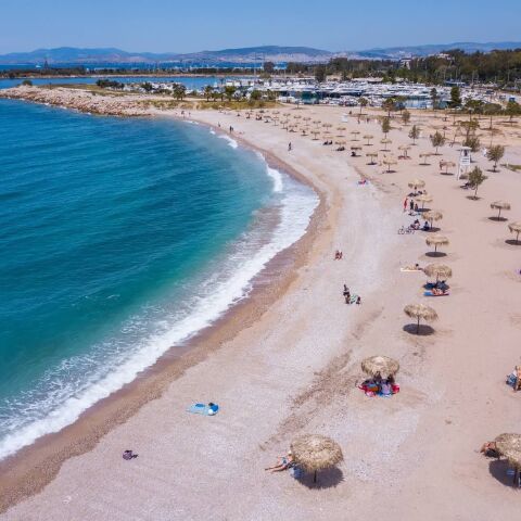 Η παραλία Γλυφάδας στην εποχή του κορωνοϊού