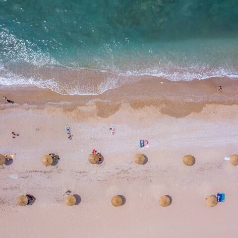 Η παραλία Γλυφάδας στην εποχή του κορωνοϊού