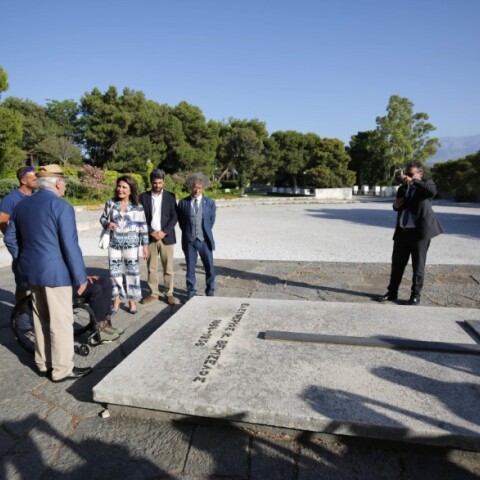 Φόρος τιμής στους Τάφους των Βενιζέλων. Διακρίνονται η Πρόεδρος της Επιτροπής «Ελλάδα 2021» Γιάννα Αγγελοπούλου-Δασκαλάκη, ο Δήμαρχος Χανίων Παναγιώτης Σημανδηράκης, ο Αντιδήμαρχος Πολιτισμού, ο Γενικός Διευθυντής του Μουσείου