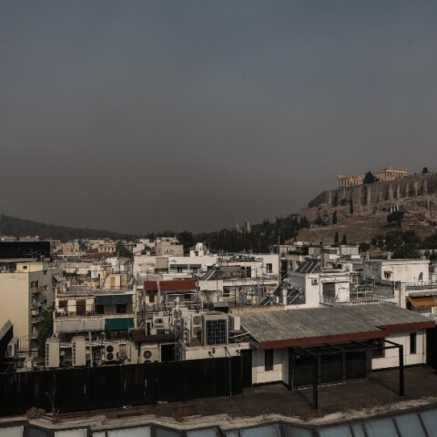 Βαρυμπόμπη: Καπνός και στάχτη στον ουρανό της Αθήνας (εικόνες)
